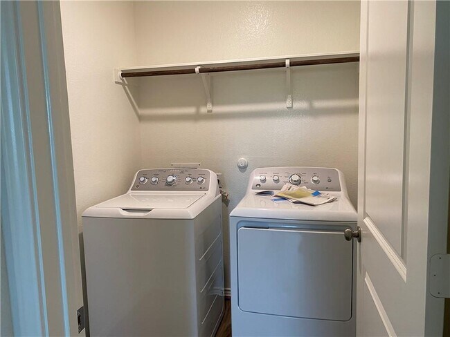 Building Photo - 128 Calomel Trl