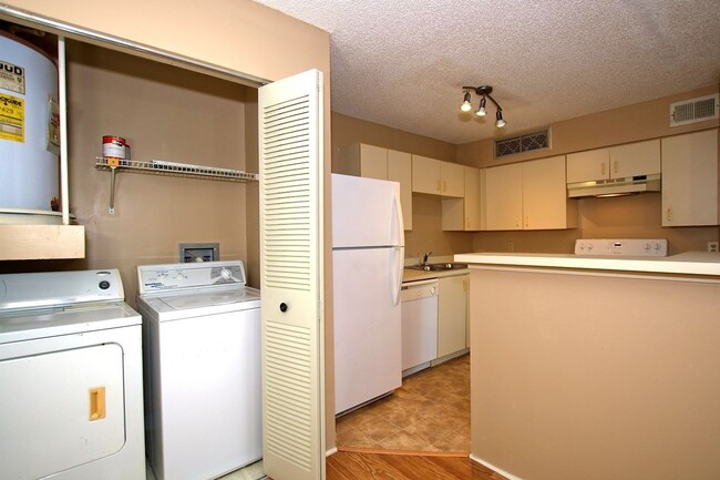 Building Photo - Nice 1 bed/ 1 bath second-floor condo at Lakewood Park Condominium