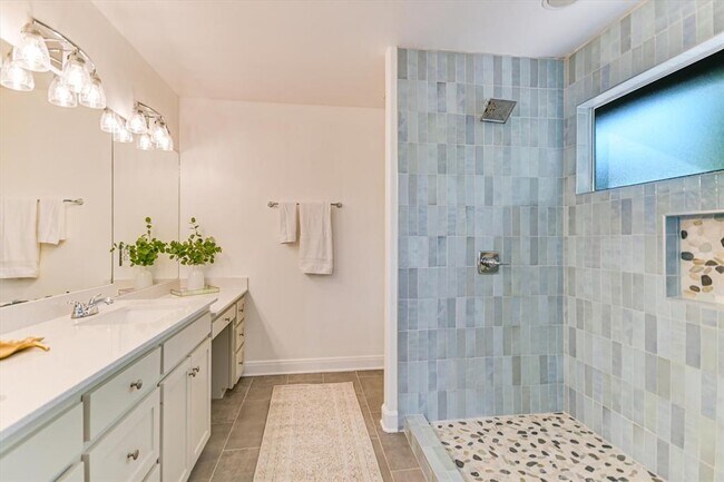 Building Photo - 302 Valley Dr