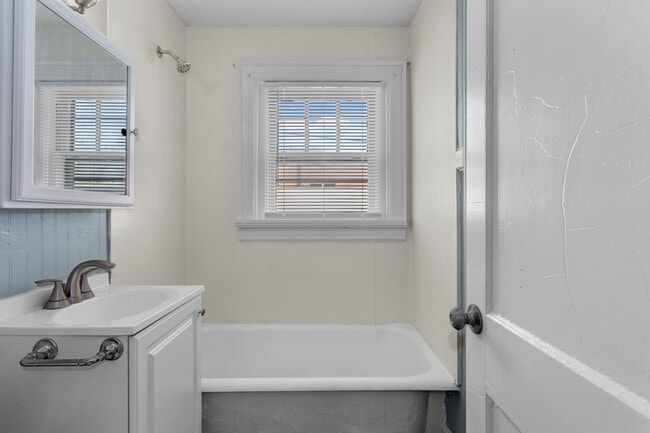 Building Photo - 2029 Swift St