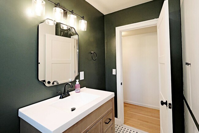Building Photo - Recently Updated Home Near Downtown Crozet