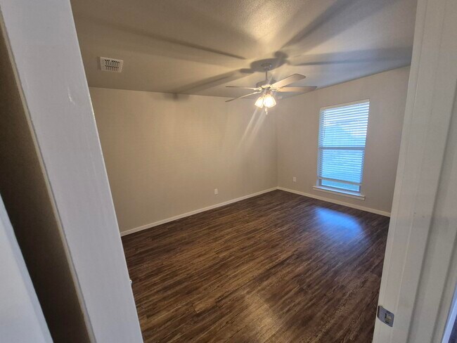 Building Photo - 2109 N Jayton Ave
