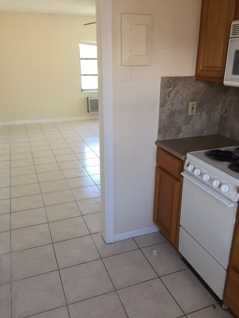 Building Photo - Studio