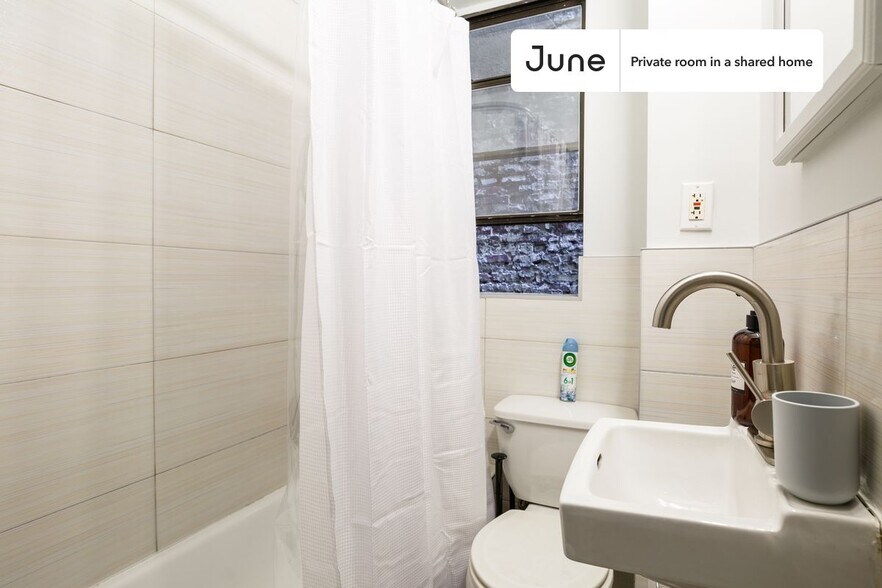 Building Photo - Room in Shared 3 bed/1 bath home in Hell's Kitchen