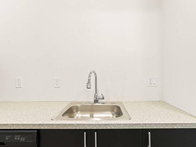 Building Photo - Vancouver Townhouses - Get 1 Month Free!