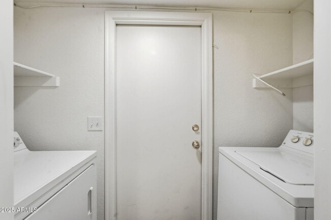 Building Photo - 1294 N Blackstone Dr