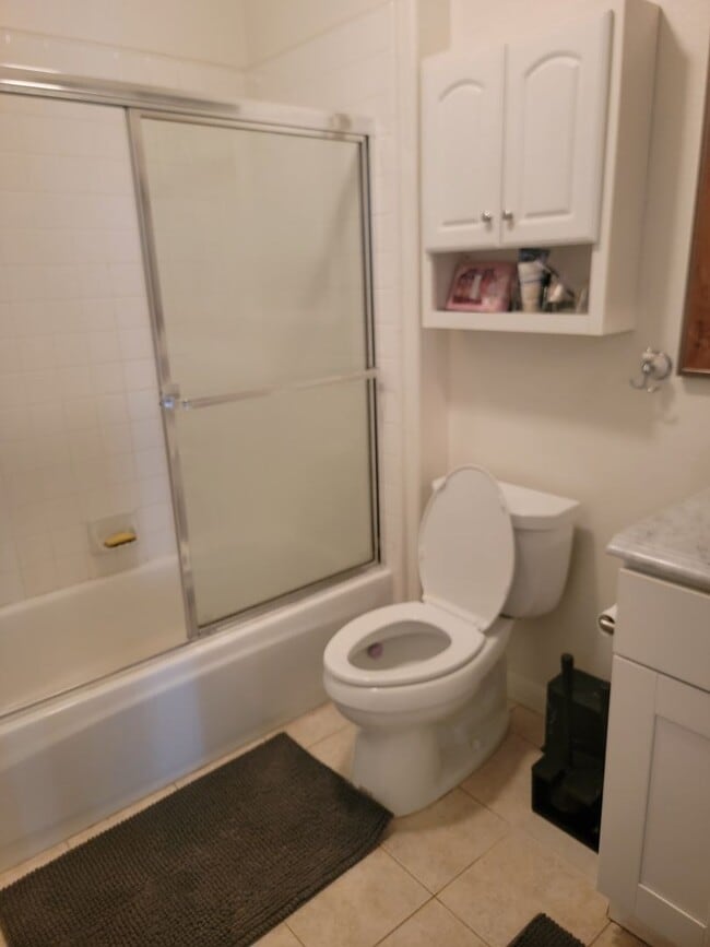 Building Photo - Ground Level 2 Bed/2 Bath Condo