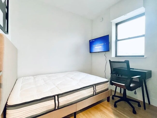 Building Photo - Furnished room/NOT APARTMENT