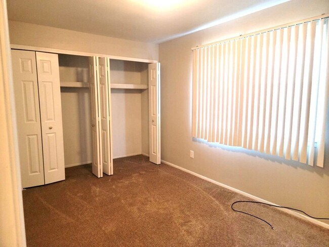 Building Photo - Charming unit in a quiet neighborhood