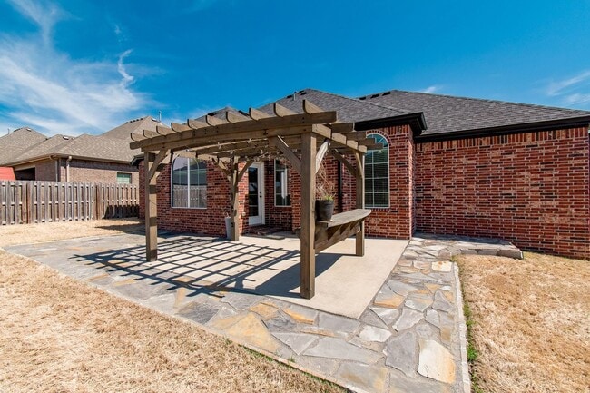 Building Photo - Like New 3 Bedroom Home near Stonebridge M...