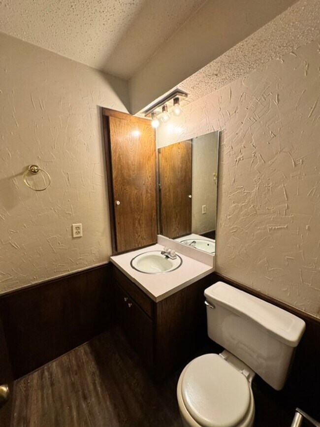 Building Photo - 2 Bedrooms, 1 1/2 baths and a 1 car garage duplex for rent in SW OKC near SW 89th and Penn!