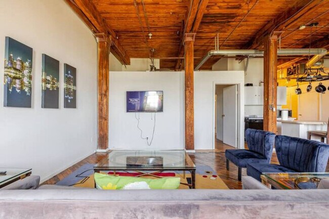 Building Photo - 227 Iron St