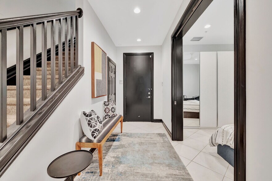 Building Photo - 2309 NE 9th Ave