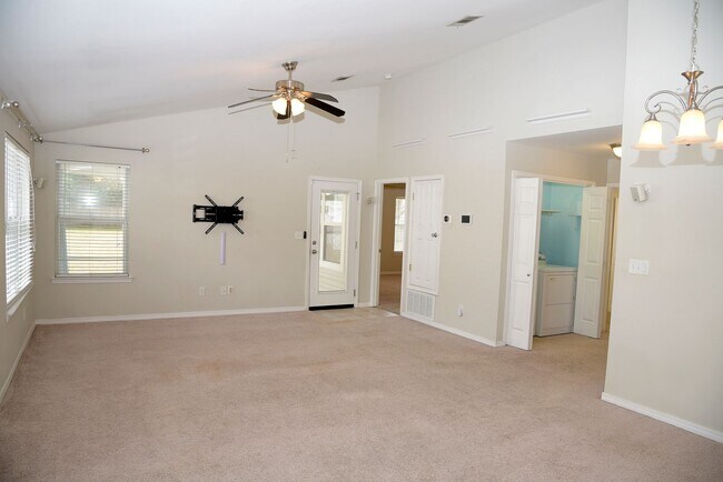 Building Photo - Central Niceville Home with Lawncare Included!