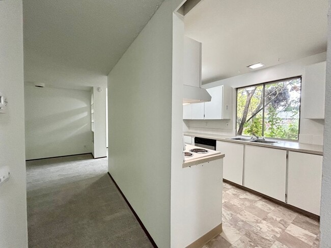 Building Photo - Bright and Open 3 Bed, 1 Bath House!