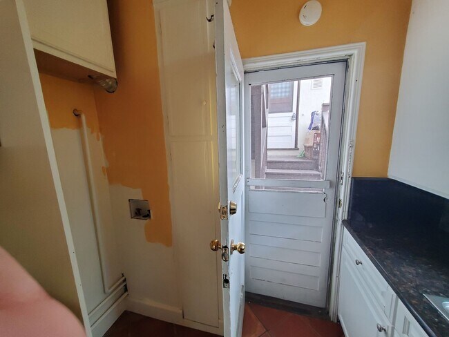 Building Photo - Charming 1 Bedroom/1 Bath Apartment for Rent