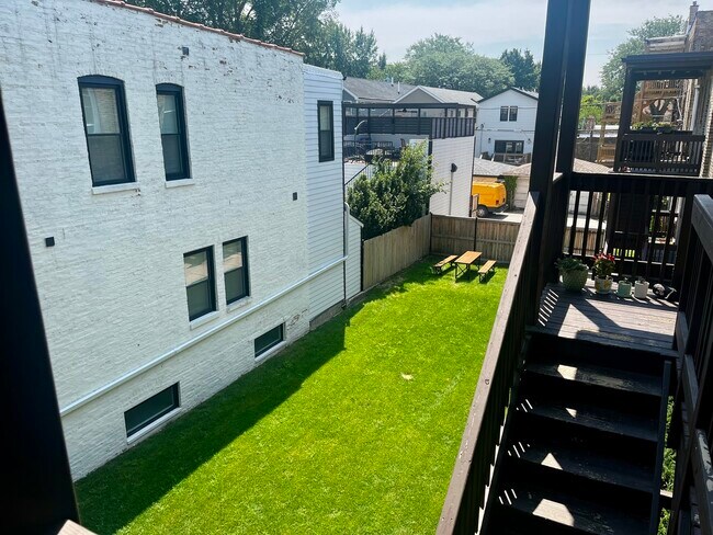 Building Photo - 5321 N Damen Ave