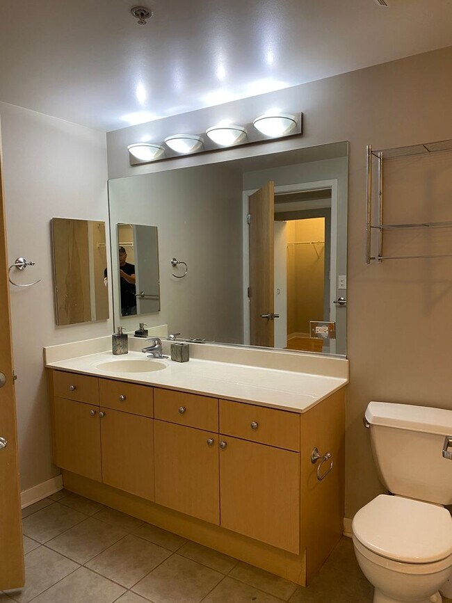 Building Photo - 1 Bed, 1 Bath Condo Near Downtown Evanston...
