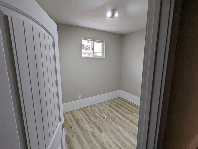 Building Photo - 1025 500 N