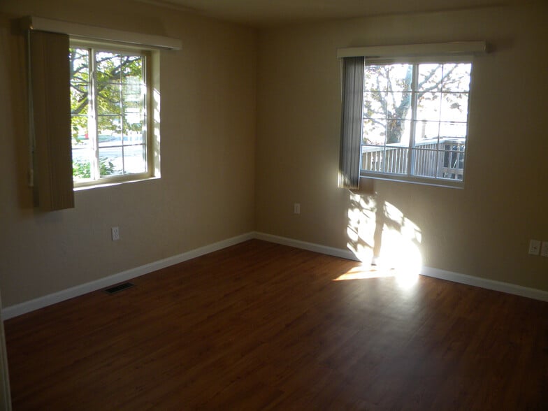 Building Photo - 301 S Maple Ave