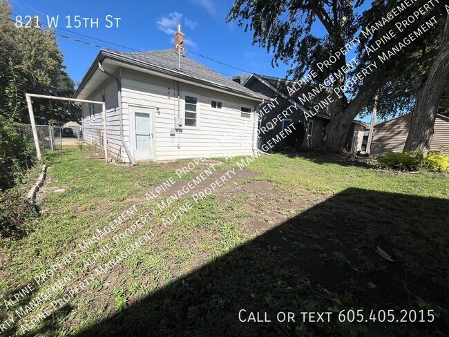 Building Photo - 821 W 15th St