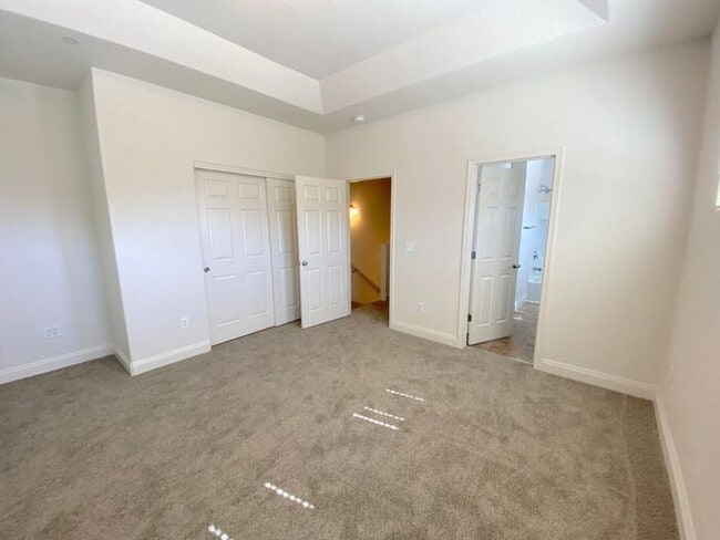 Building Photo - Luxury Townhouse 2 Master Suites - North M...