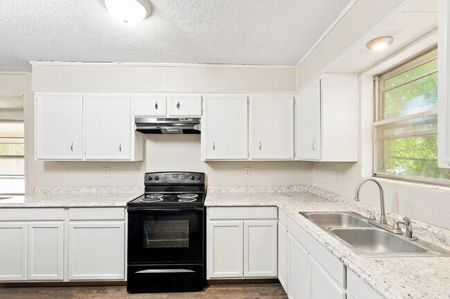 Building Photo - 2312 Hunt Dr