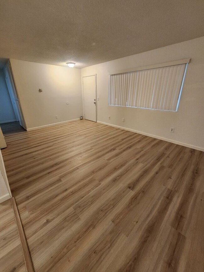 Building Photo - L77700