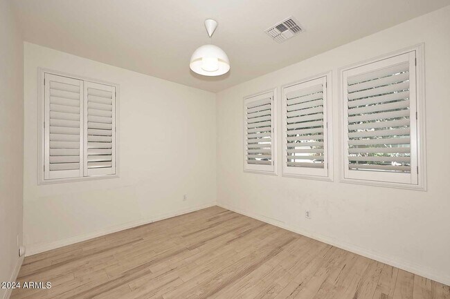 Building Photo - 3841 E Palo Verde St
