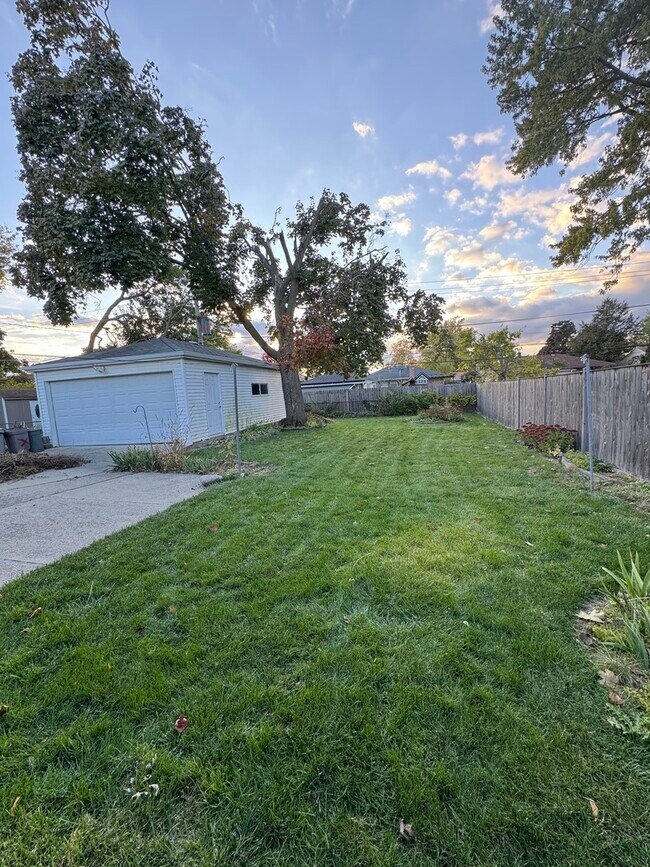 Building Photo - 896 Webster Ln