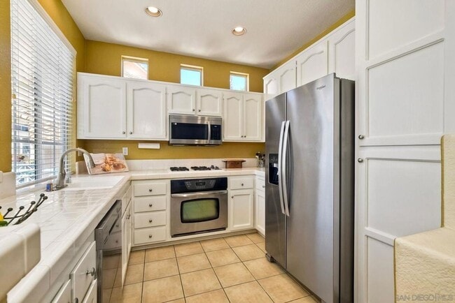 Building Photo - Beautiful 2 Bed, 2 Bath Sabre Springs Townhome with 1 Car Garage