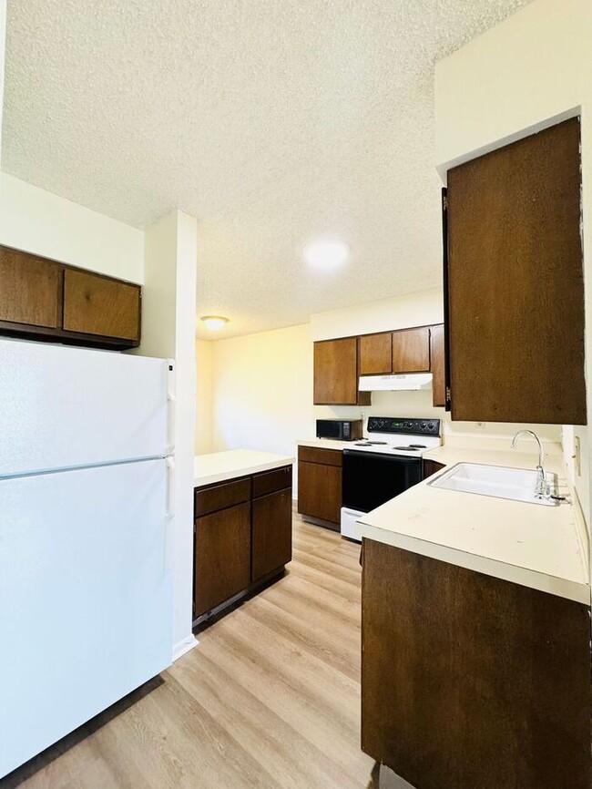 Building Photo - 2 Bed/1 Bath - Pool, Fireplace, Laundry Fa...