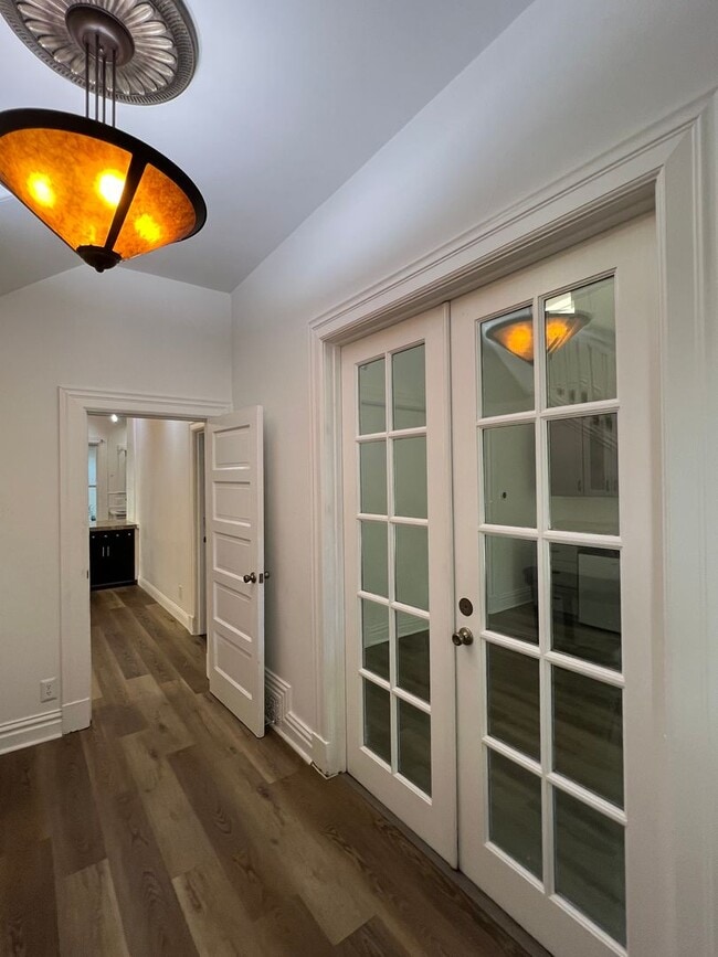 Building Photo - BEAUTIFUL 4+ BEDROOM VICTORIAN!!