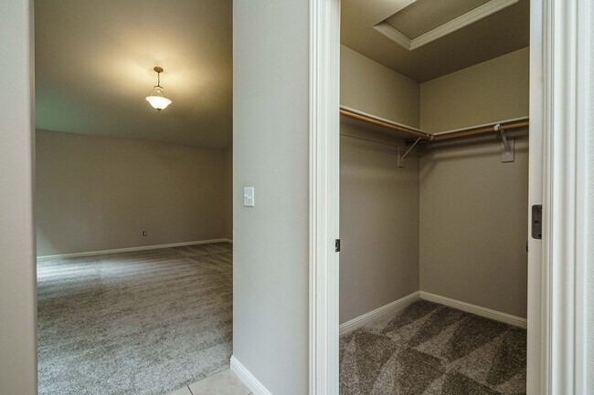 Building Photo - $500 Move In Special  4 Bedroom 2.5 Bath New Carpet and Fresh Paint