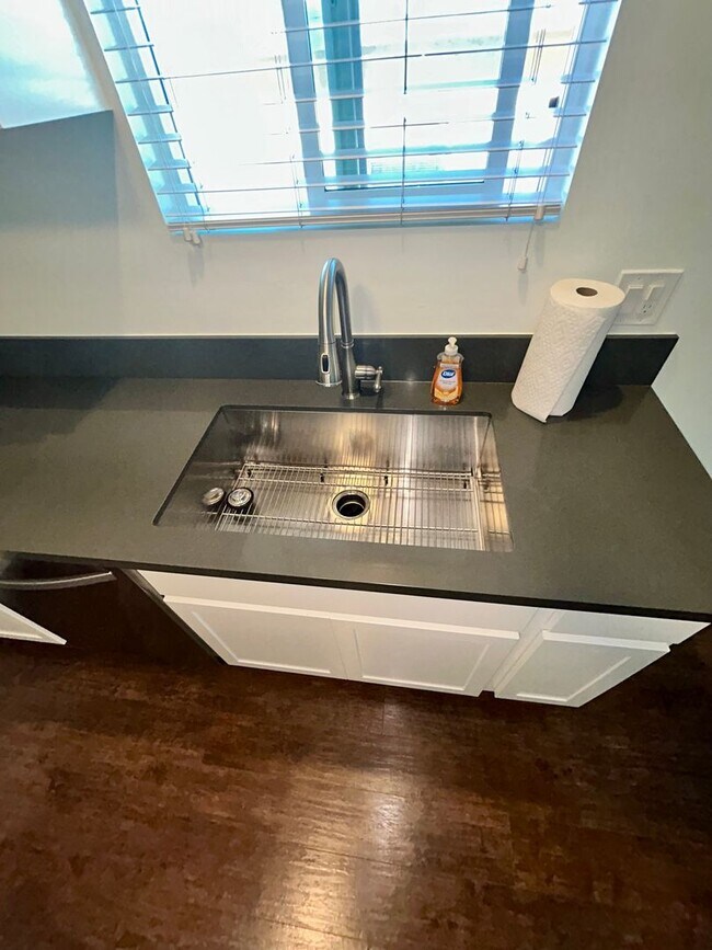 Building Photo - 1028w