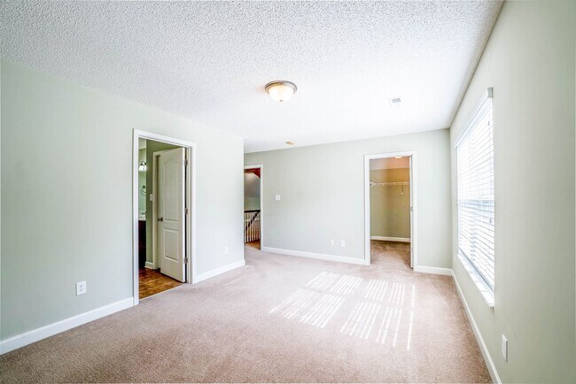 Building Photo - West Hills House 3BR/ 2.5BA, 2 Car garage, primary bedroom on main level