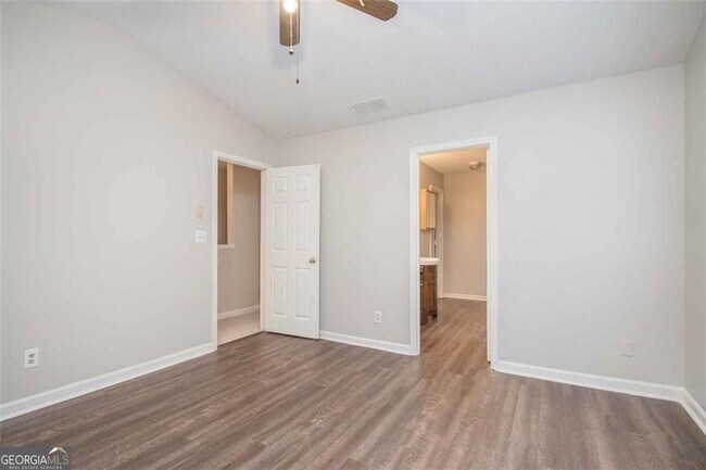 Building Photo - 1560 Red Briar Way