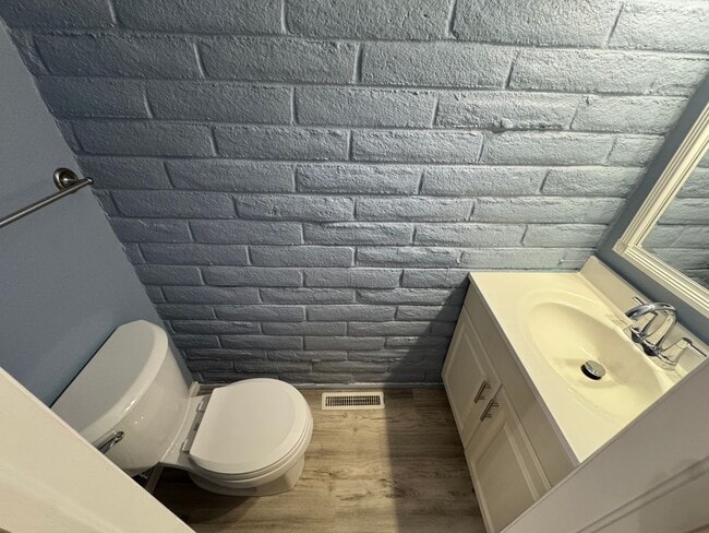 Building Photo - Move-In Ready 2 Bed Townhome | New Carpet | 2 Parking Spaces