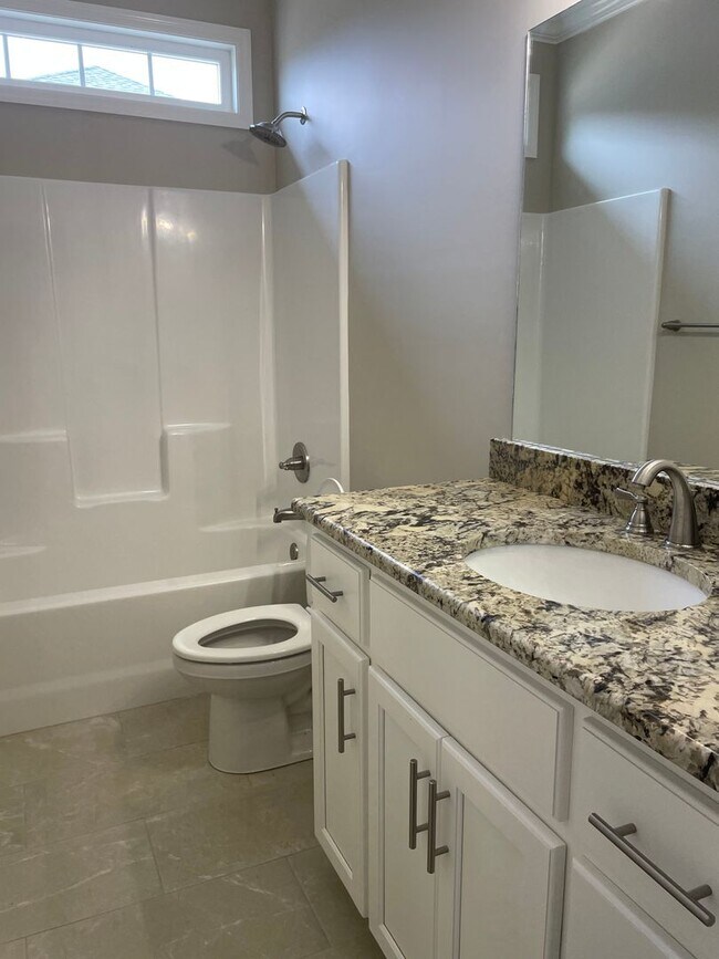 Building Photo - 4 Bedroom/3.5 Bath Home in North Lowndes C...
