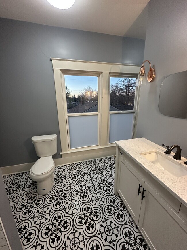 Building Photo - "Charming 3-Bed Oasis with Granite Touches & Cozy Fireplace in Nampa!"