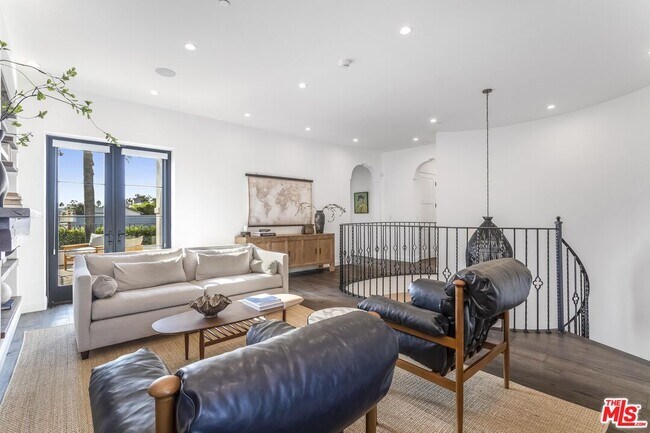 Building Photo - 820 N Vista St