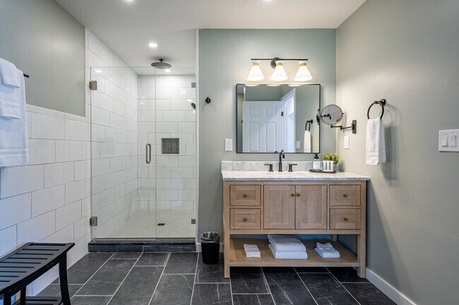 Building Photo - 18 Huntcliff Dr