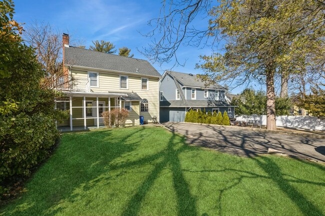 Building Photo - 130 Soundview Rd