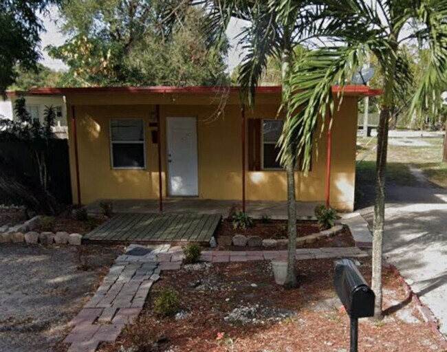 Building Photo - Nice 2-1 house