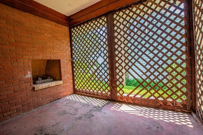 Building Photo - Extremely Spacious 2 Bedroom / 1 Bath Home