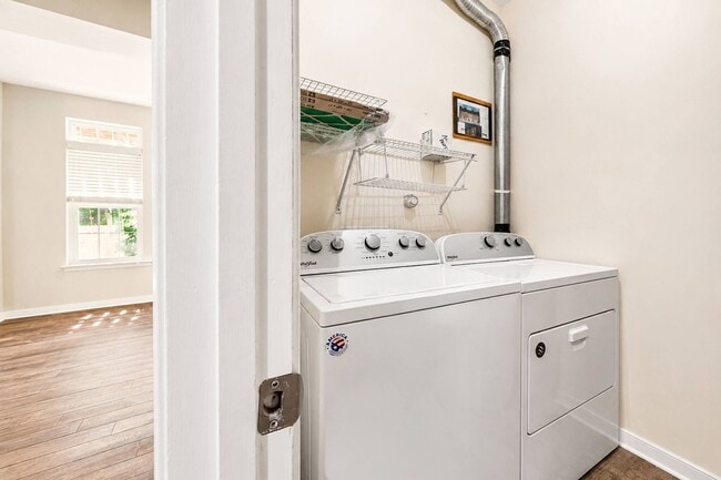 Building Photo - Bright and spacious 3+ bedroom Townhome in Williamsburg