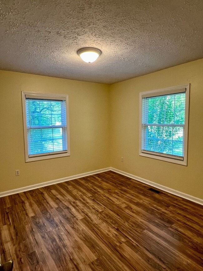Building Photo - 3 Bedroom home for rent in Hendersonville!