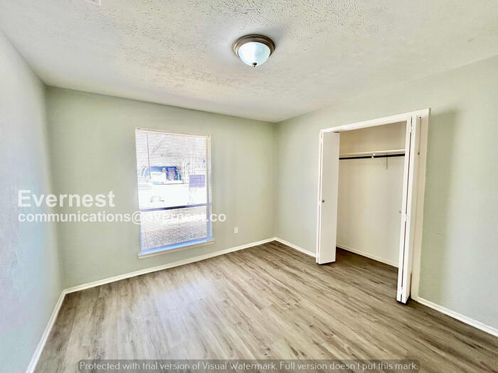 Building Photo - 415 Southlake Dr