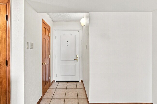 Building Photo - $1,395.95 - 1 Bed, 1 Bath Condo in Downtown Denver with Central AC, and Building amenities.