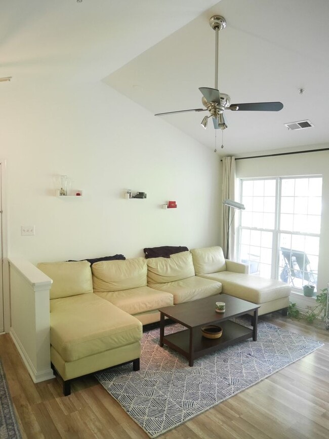 Building Photo - 2 Bedroom Condominium in Sought After Comm...